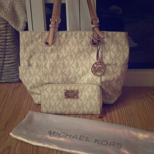 Micheal Kors Purse & Wallet